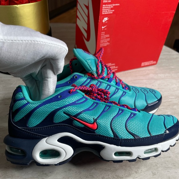 SOLD!SOLD!SOLD! NIKE AIR MAX PLUS HYPER JADE/FLASH CRIMSON-OBSIDIAN SHOES - Picture 3 of 10